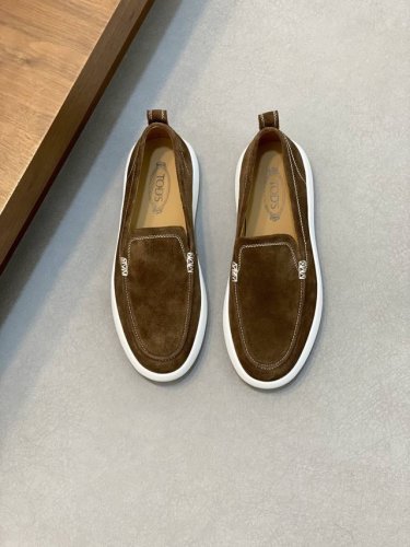 Tod's托德斯皮面运动鞋 本款运动鞋以反绒牛皮面制成，一脚蹬设计，方便穿脱，超轻鞋底，牛皮内里，牛皮鞋垫，轻松点亮日常造型。 码数：39-44 45定做 ，