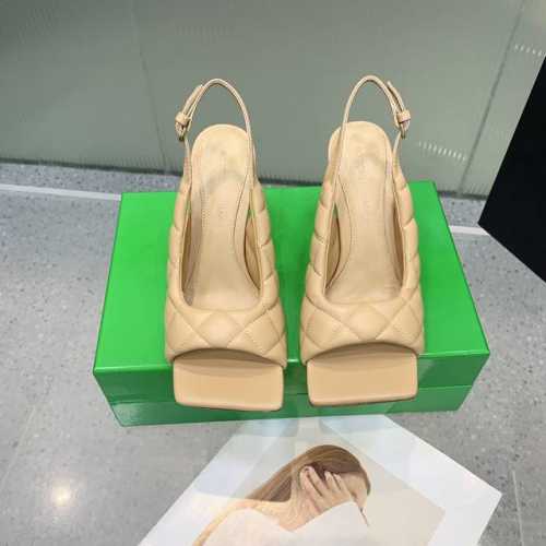 Bottega Venetabv鱼嘴方头凉鞋 面料内部添加高弹舒适海绵 电脑绣花车经典方格 个性舒适而不臃肿 内里选用小羊皮 舒适高端 高跟设计 符合人体工程学