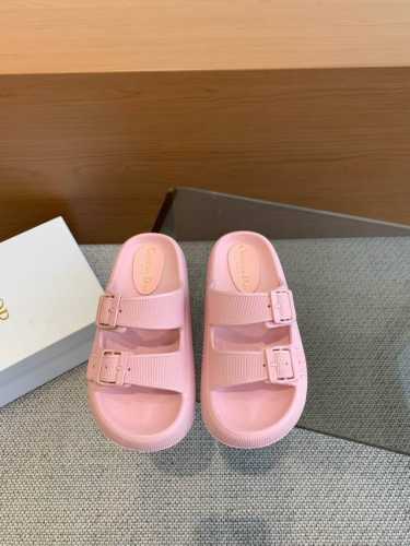 Dior 迪奥 2024ss 夏季新款 沙滩拖鞋 夏天到海边度假的最佳选择 这款最得意的设计就是垫脚磨砂面，区别于任何一款果冻鞋，碰水不会滑脚 下雨天或海边游玩