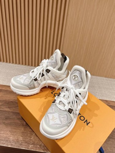 橙子出厂价p louis Vuitton 路易威登 Lv新配色 休闲老爹鞋 弓形运动鞋 不断的新品系列加入了更多配色细节 少女心爆棚 尽显青春活力 日常穿搭超级