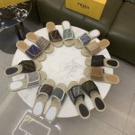 f家新品上市， 高品质 官网1:1复刻，进口水洗牛仔布配头层小羊皮 ，经典菱格花纹D家工艺，花样机走线，穿着舒适个性魔术贴，大小随手调节，高档上档次， 纯手工拉