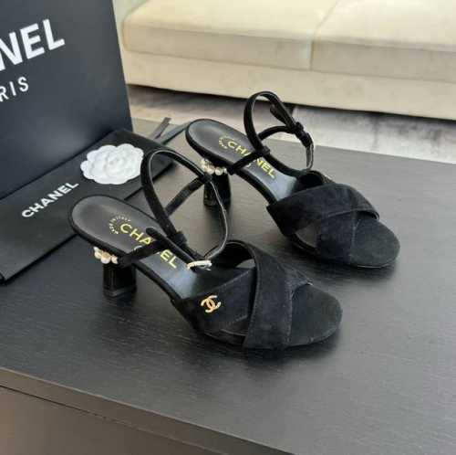 CHANE*｜小香24P春夏新品 珍珠跟高跟拖鞋 乖巧秀气的珍珠跟优雅减龄 仙气满满的公主氛围！ 鞋面采用进口羊皮 羊京 内里垫脚均为粒面羊皮 意大利进口真皮大