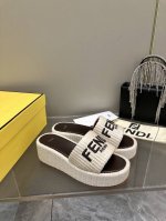 2025- Fendi 芬迪 2025 Fd最新款春夏最新爆款走秀款刺绣Logo拖鞋系列 原版1:1开发，首款带Ff Baguette装饰性搭扣新鲜血液注入加F