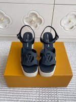 L&V驴家Lv 字母镂空草编坡跟凉鞋 顶级品质 本款 Helios 坡跟凉鞋出自路易威登 X 村上隆再版系列，以麻绳编底致意便鞋设计，再为涂层帆布鞋面融入缤纷