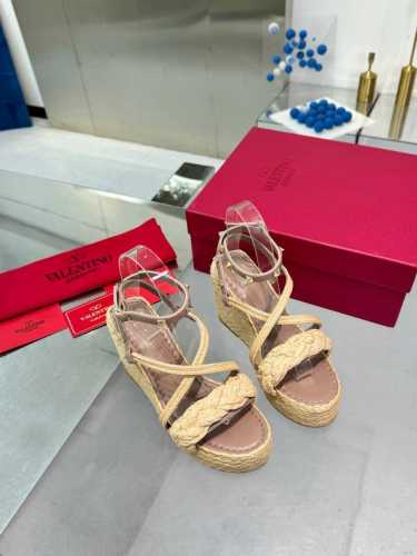 Valentino华伦天奴新品 高版本24Ss米兰春夏坡跟铆钉拉菲草缕空后跟凉鞋！ 延续经典铆钉带子设计. 上脚真心美丽奢华. 演绎全新时尚魅力. 深得海内外知