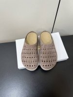 therow 25Ss春夏新品水台厚底勃肯 拖鞋 镂空穆勒拖 这不用多说，是近两年最火之一的品牌，几乎博主人手一双！春天的季节就要到了，推荐这款随性又不乏设计感