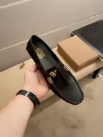 范思哲官方旗舰店正品，鞋面头层意大利牛皮+范思哲品牌金属铁扣，头层内里羊里，原版进口耐磨橡胶底， 精致优雅男士心备佳品，穿着舒适。精致简单鞋面尽显品牌低调优雅，