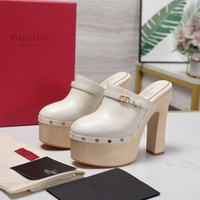 valentino 巴黎时装周 春夏秀场款 新款华伦天奴恨天高椴木底拖鞋 Valentino华伦天奴源于意大利的时装品牌, ,融合意大利手工艺和现代美感,演绎全