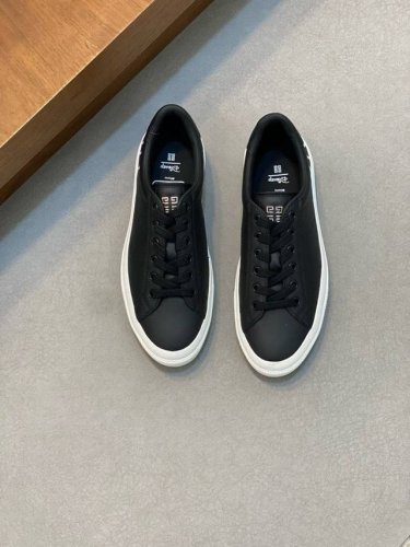 实价 Gvx 新品板鞋牛皮City运动鞋 采用进口牛皮打造，鞋舌金属铭牌镌刻Givench* Logo。内里进口牛皮打造 原版独立一体牛皮乳胶鞋垫，原版Tpu大
