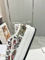 秋季Walk ‘N’Dior厚底刺绣运动鞋，采用棉质面料，饰以多色刺绣工艺更显精致，搭配舒适白色橡胶一底，鞋舌和鞋带采用Christian Dior标志装饰。