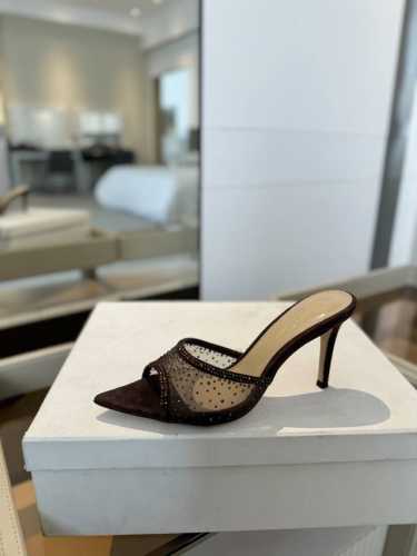 价格： Gianvito rossi 2025 新款拖鞋顶级版本，代购品质！施华洛奇水钻尖头高跟拖鞋，宛如从童话中走来的仙履。施华洛奇水钻璀璨耀眼，如同繁星点点