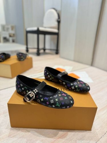 出厂价Pp： Lv 路易威登 25早春新款 顶级版本原版一致 专柜主打最新款 Lv X Tm Romy 村上隆联名款芭蕾鞋 硬货上新精美四角花扣件 Bs代购级别