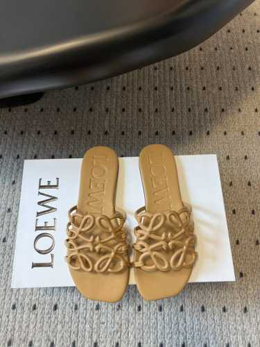 橙子出厂价p loewe 罗意威 夏季新款 设计感镂空平底拖鞋 休闲凉拖 度假沙滩鞋 疯狂种草简约设计感觉更干净优雅 让你念念不忘 颜色也很耐看漂亮 上脚瞬间气