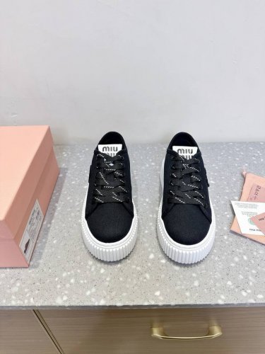 Miumiu 缪缪 25Ss春夏新款 魔术贴 帆布 厚底 饼干鞋 休闲鞋 运动鞋 原版购入开发 做货 隽永丹宁汲取迷人Miu Miu风格，造就新款运动鞋。鞋舌丝