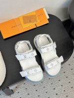 louis Vuitton 2025春夏凉鞋｜都市机能美学新纪元 典藏工坊密钥首曝｜重启千禧年未公开匠人图纸 头层牛皮×莱卡云絮内衬｜古法植鞣工艺淬炼裸足级柔韧