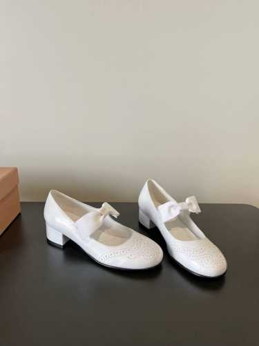 ：360 Miumiu 缪缪最新玛丽珍蝴蝶结布洛克小方跟单鞋 女孩子们那些可可爱爱的小细节算是让Miu一整个拿捏住了 乐福鞋这几年风刮得很大 审美疲劳新出的蝴蝶