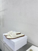 迪奥 刺绣拖鞋 Cd 刺绣系列 高品 米白刺绣 质感满满 鞋型升级到极致脚感 超级美 今年必不可少的时尚单品 D-Doll系列经典珍珠配饰时髦又百搭，少女感十足
