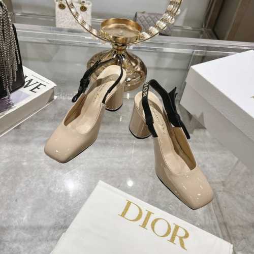 出厂价 Dior 迪奥2025早春新款 Rhodes 系列异型跟后空女凉鞋 明星同款字母logo带电绣工艺五金扣高跟女鞋 外侧附带蝴蝶结做装饰 把整双鞋衬托的美
