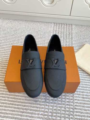 批拖鞋 乐福 L驴家新品capri系列v扣穆勒鞋 乐福鞋顶级品质本款 LV Capri 露跟乐福鞋取材原色丹宁布，洋溢夏日悠闲气息。皮革饰带配有局部包覆皮革的