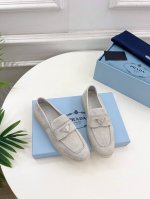 女 男 Prada 普拉达 24 专柜走秀款 三角扣乐福鞋系列 鞋面：原版特定鹿皮 牛漆皮 内里：进口丝绸羊皮里 大底：原版开模Tpu大底 鞋码: 女码35-3