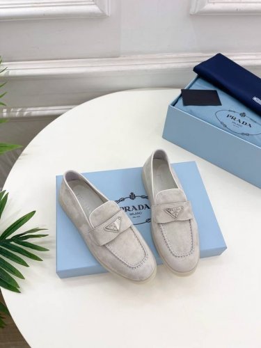 女 男 Prada 普拉达 24 专柜走秀款 三角扣乐福鞋系列 鞋面：原版特定鹿皮 牛漆皮 内里：进口丝绸羊皮里 大底：原版开模Tpu大底 鞋码: 女码35-3