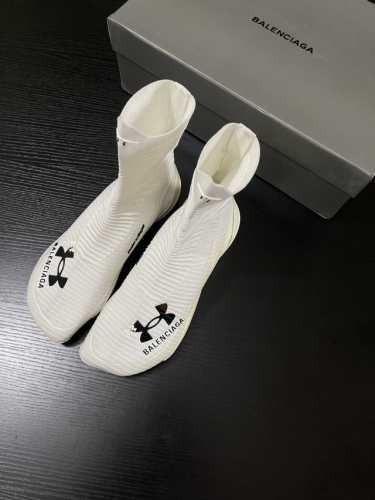 男码20Balenciag*与Under Armour联名打破常规，重塑潮流。一体化针织鞋面，贴合脚型又极具现代感，独特的褶皱纹理增添设计层次。标志性的品牌标识