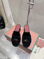 loro Piana 25春夏Lp顶级版本英伦宝石吊坠夹脚平底拖鞋凉鞋 原来这就是传说走两万步都不会累脚的夹脚凉鞋把颜值和脚感都拿捏住了，上脚一走就会被彻底沦陷