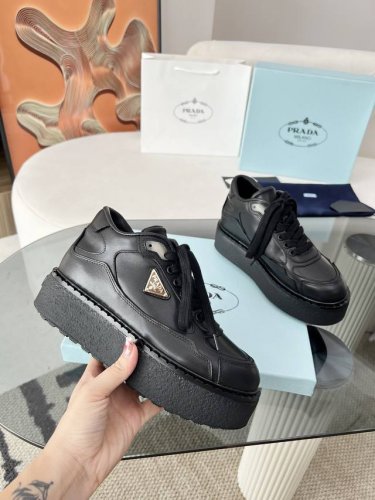 最新系列！Prada 普拉达2024秋冬季新款毛拖鞋 三角扣面包包头半拖鞋 最新走秀系列 经典升级 舒适度与时髦度并存 每个颜色搭配都好看，设计搭配不同风格需求