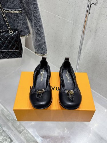 顶级版本 louis Vuitton Lv 2025春夏 锁扣 蛋卷鞋 芭蕾舞鞋 平底单鞋 简约精致 高级感满满 尽显优雅气质 上脚超好看 拉满了夏日美鞋绝绝子