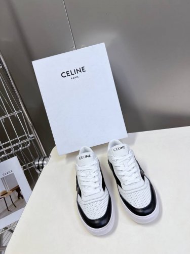 Celine思琳秋冬最新走秀休闲鞋Ct-04 Trainer系列运动鞋 Lisa 超多明星上脚、这一季运动小白鞋无论从楦型的轮廓隔板的拼接都让人耳目一新、前后品