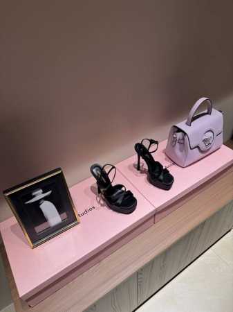 Saint Laurent 圣罗兰YSL专柜主打款防水台凉鞋 全新系列后带方扣高跟凉鞋 ！ 尖头高跟拖鞋淡淡的夏日里怎么少得了一双仙女鞋各种小裙子搭配起来 完全 - 点击图像关闭