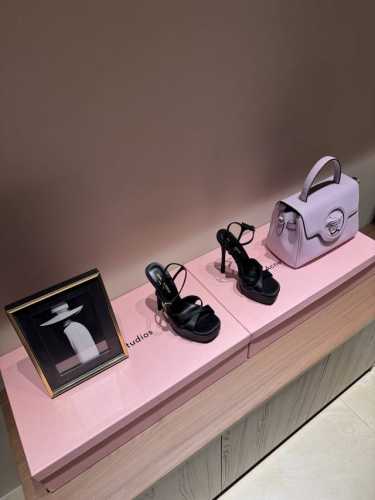 Saint Laurent 圣罗兰YSL专柜主打款防水台凉鞋 全新系列后带方扣高跟凉鞋 ！ 尖头高跟拖鞋淡淡的夏日里怎么少得了一双仙女鞋各种小裙子搭配起来 完全