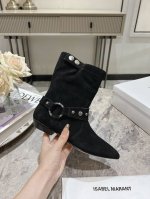 Isabel Marant 伊莎贝尔尖头马鞍扣按扣褶皱平底套筒短靴 铆钉短靴。简约百搭款。材质：鞋面:头层小牛皮 牛反绒。牛皮内里，真皮大底。 码数：35-39