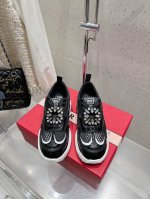 Roger Vivier Rv 25Ss新款 Viv Motor休闲鞋运动鞋 本款休闲鞋以皮革拼镜面织物和网眼面料制成前面点缀迷你闪钻饰扣和珐琅花朵 舒适又不失