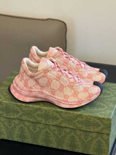 顶级版本 Gucci ss24 new arrival～ gucci run 情侣款跑鞋新品 鞋型的线条感以及不同材质和颜色的配搭，简直可以登上年度跑鞋top3