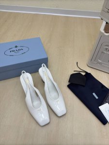经典后空系列 Prada 简约设计 搭配三角标 Logo 的设计和简约的线条 很有格调 简单纯粹得色调 原版开模 舒适炸街 白色 小牛漆皮Logo 擦色工艺 引
