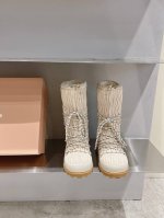 冲量价: MiuMiu缪缪 羽绒羊毛靴雪地靴滑雪靴 2024ss羽绒羊毛雪地靴滑雪靴系列，女士徽标尼龙华达呢雪地派对金属标双色厚底雪地靴滑雪靴。有轻奢的内蕴品质