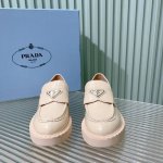 PRADA 普拉达三角牌复古乐福鞋 这款鞋面搭配三角牌金属扣，中和了整个鞋子的气质，完全不会特别正式或者老气，有点俏皮感觉但完全不会甜腻 质感非常的好 鞋面：进