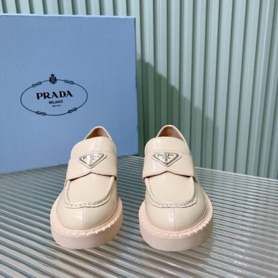 PRADA 普拉达三角牌复古乐福鞋 这款鞋面搭配三角牌金属扣，中和了整个鞋子的气质，完全不会特别正式或者老气，有点俏皮感觉但完全不会甜腻 质感非常的好 鞋面：进