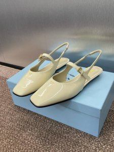 工厂价 PRADA 2025春夏新款方头低跟穆勒女鞋 普拉达粗跟果冻色时尚百搭后空凉鞋材质:鞋面进口牛漆皮+水染羊皮内里+意大利注塑真皮大底跟高：2.5CMSi