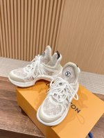 橙子出厂价p louis Vuitton 路易威登 Lv新配色 休闲老爹鞋 弓形运动鞋 不断的新品系列加入了更多配色细节 少女心爆棚 尽显青春活力 日常穿搭超级