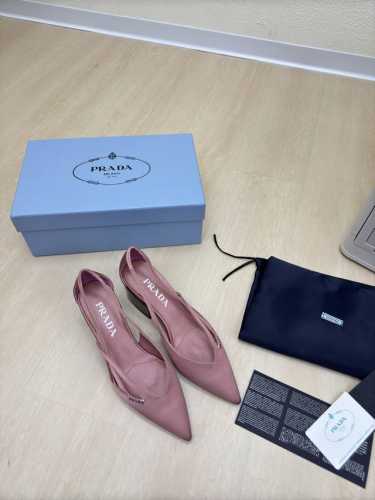 经典单鞋系列 Prada 简约设计 搭配三角标 Logo 的设计和简约的线条 很有格调 简单纯粹得色调 原版开模 舒适炸街 粉色真丝Logo 擦色工艺 引领前沿