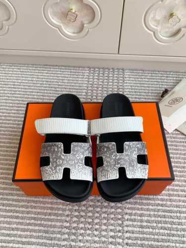 P330 新色 Hermes 爱马仕H家Chypre系列 魔术贴二舅拖鞋 顶级品质 鞋面：进口头层石头纹牛皮 手掌纹牛皮 渐变色牛皮 山羊皮 羊京 牛仔布 垫脚