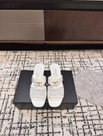 代购级 Chanel 25Ss 香奈儿 凉鞋 早秋系列火爆上新，这一季香家小爆款！ 真的一眼爱了，经典拼色完美搭配！ 真的超级有个性，是这款鞋子最大的亮点，醒目