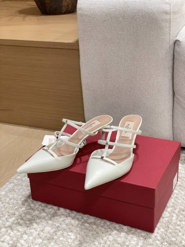 工厂p价p 顶级版本 代购品质 原版开发 Valention 华伦天奴穆勒拖鞋 V家小铆钉尖头高跟凉拖鞋 Vt专柜最新Vlogo系列 重工打造经典高跟鞋 顶级版