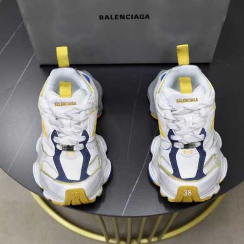 巴黎5XL正确版Balenciaga巴黎世家CARGO 走秀款 做旧工艺采用手工制作完成，每款鞋的做旧程度、擦破大小及范围具有一定的差异性，属于正常。鞋面是切割
