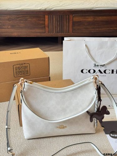 牛皮版本 配挂件 Coach 新品！Laurel 流浪包 蔻驰经典的月亮包，比腋下包容量要大一点 尺寸30 25Cm