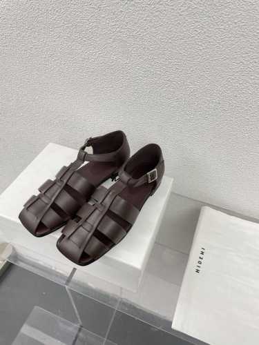 Hidemi 编织镂空罗马鞋 棕色小牛皮 Collins Store 2024 Logo系列是太火了，最近好多宝宝来到 来表白这个系列他们也作为镇店之宝目前摆在