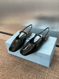 工厂价 PRADA 2025春夏新款方头低跟穆勒女鞋 普拉达粗跟果冻色时尚百搭后空凉鞋材质:鞋面进口牛漆皮+水染羊皮内里+意大利注塑真皮大底跟高：2.5CMSi
