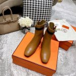 Hermes kelly 爱马仕扣短靴 H家今年新出的新鞋型相比老款，这款更百搭，更年轻时尚化。新出的鞋跟和桶位都和老款有很多不一样的改变！桶位水平线 鞋型超级